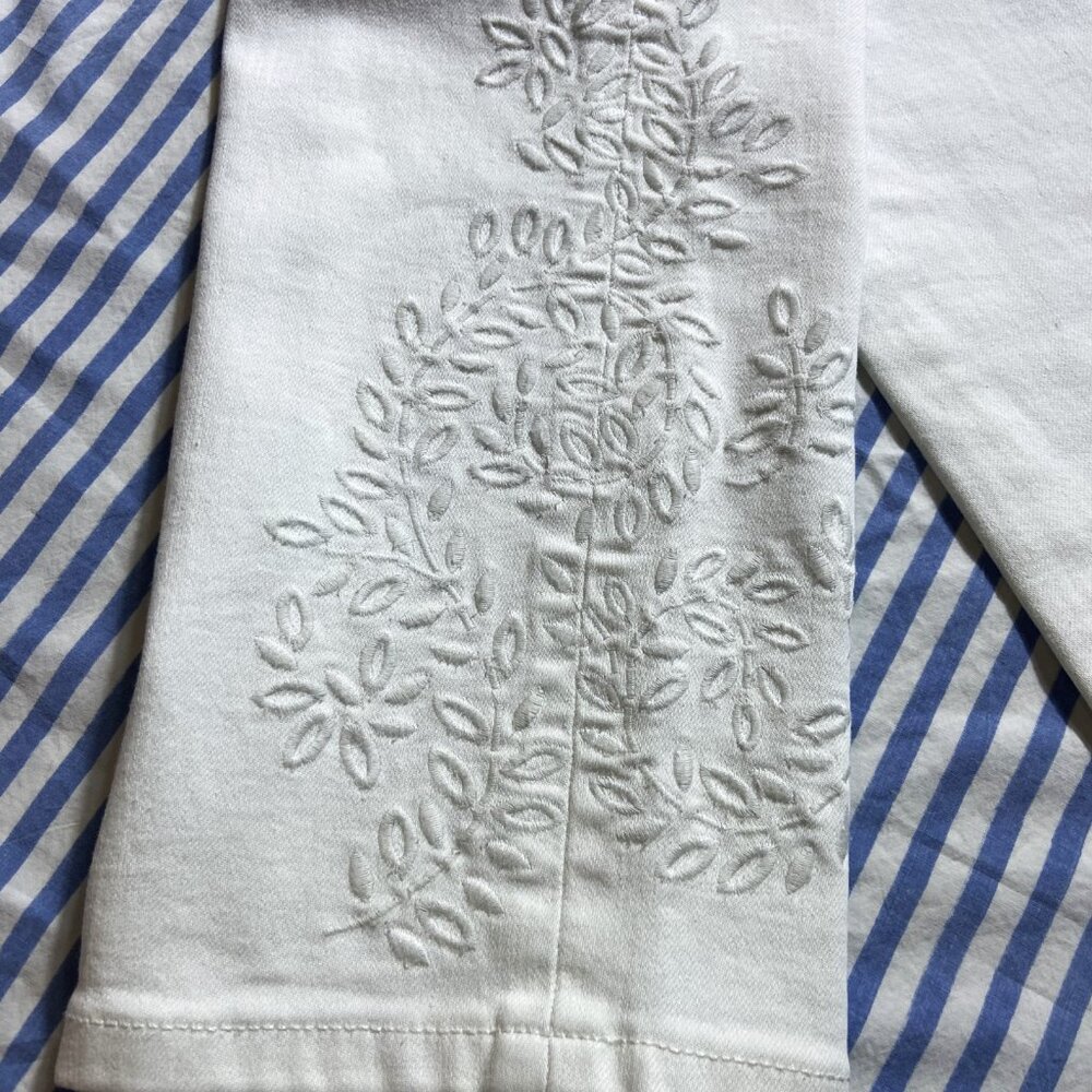 VERA WANG SIMPLY VERA WHITE JEANS WITH EMBROIDERED FLOWERS CROP 10 - Picture 7 of 8